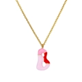 Dettaglio catena dorata con ciondolo a lettera B in smalto rosa e rosso vivace - Lettera B