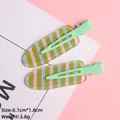 Dettaglio di fermagli in resina a righe colorate con dimensioni di 6,1 cm e dati sul peso - Verde Con Strisce Rosa Blu