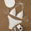 Dettaglio bikini bianco con tessuto a coste, catena dorata e ciondoli di perle - S / Bianco