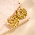 Boucles d'oreilles créoles en acier titane plaqué or 18k avec texture martelée et encoche V - EH085/V Géométrique Martelé