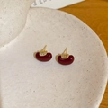 Vue macro de boucles d'oreilles dorées en forme de haricot avec émail rouge et zircon - Boucles d'oreilles clous (Forme haricot rouge)