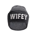 Gros plan de la broderie WIFEY blanche sur le revers d'un bonnet en maille gris - Gris foncé