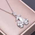 Macro-opname van zilveren roestvrijstalen ketting met kersenschedel hanger - Schedel Kers Vorm (S1055) / Zilverkleurige Ketting met Hanger