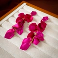 Orecchini a petalo magenta irregolari con catene dorate su vassoio in velluto - Stile Nappa a Petalo Rosa Rosso (Perno in Acciaio Ecologico)