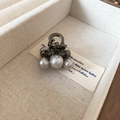 Dettaglio macro della mini clip per capelli con perle su una carta da esposizione - Cluster Grigio (3 Perle)