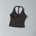 Detail des Cross-Back Yoga-BHs mit integrierten Pads und elastischem Sportstoff - S / Teebraun