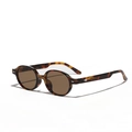 Retro-Sonnenbrille in Schildpatt-Optik mit braunen Gläsern in einer 45-Grad-Studioaufnahme - Tortoise