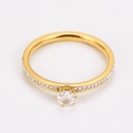 Detailansicht eines goldfarbenen Sechs-Krallen-Rings mit Zirkonia und Pavé-Besatz - US 6 / Gold