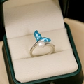Anello in argento regolabile con perla d'acqua dolce naturale e coda di pesce smaltata - Palladio Bianco K Blu Perla + Bianco