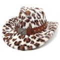Dettaglio cappello leopardato con fascia in cuoio, fibbia a toro e stelle di metallo - Parte Superiore a Cuore / Beige