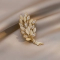 Spilla a forma di spiga dorata con pietre opalescenti e strass su seta color champagne - Stile spiga di grano 7 (5.1*2.5cm)