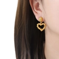 Elegantes pendientes de corazón asimétricos bañados en oro 18k con textura trenzada - Dorado