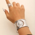Set di gioielli sole in acciaio argento con bracciale aperto e anello traforato - Set Bracciale e Anello con Rilievo Volto del Sole Argento
