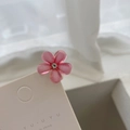 Détail d'une pince à cheveux fleur rose avec paillettes et petit strass pour filles - 1 Pièce / Rose