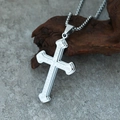 Gros plan du pendentif croix en acier argenté avec gravure de la prière Notre Père - Pendentif uniquement / Pendentif Couleur Acier (Sans Chaîne)