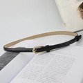 Cintura sottile da donna in pelle nera con fibbia dorata geometrica su un libro - Nero