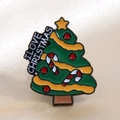 Grüne Emaille-Weihnachtsbaum-Brosche mit I LOVE CHRISTMAS Text auf Satinhintergrund - I Love Christmas Text Stil