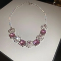 Dettaglio della collana d'argento con pietre rosa quadrate e motivi di fiori bianchi - Collana con Pietra Preziosa Rosa Argento