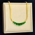Collana a catena dorata con sette pietre di zircone verde quadrato su espositore - Oro Zirconia Verde