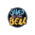 Pin de esmalte Saved by the Bell con letras de colores sobre fondo negro liso - TV Show Title Logo (QHXZ2922)