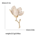 Broche de flor magnolia en esmalte blanco y oro con dimensiones y peso incluidos - Blanco