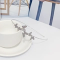Diadema elegante de metal plateado con mariposas de strass sobre una taza de cerámica - Plata Diamante AB