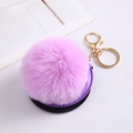 Détail d'un porte-clés pompon en fausse fourrure violette avec miroir de poche et anneau doré - Violet Clair