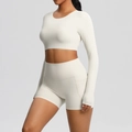 Detail van de yoga short met hoge taille en een handige zijzak voor een mobiele telefoon - Licht Ivoor