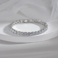Zilveren tennisarmband met sprankelende ronde zirkonia op een wit displaystuk - 17.7cm / Witte Zirkoon Verzilverd