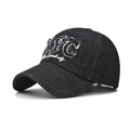 Dettaglio ravvicinato del cappello da baseball in denim lavato con ricamo NYC sfrangiato - Regolabile / NYC Nero Denim