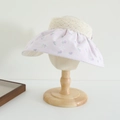 Detalle de visera floral lavanda con elegante ribete de encaje beige en el ala - 52cm (3-6 Años) / Morado
