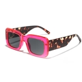 Occhiali da sole squadrati rosa trasparente con stanghette leopardate e lenti scure - Rosso Fluorescente