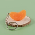 Realistischer Orangen-Schlüsselanhänger aus PVC auf einer rustikalen Holzscheibe - 3,8 cm großes einzelnes Orangensegment - Schlüsselanhänger