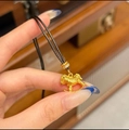 Nahaufnahme eines 24k vergoldeten Schaukelpferd-Anhängers mit Zirkonia an einer schwarzen Kordel - 10# Gold - Echt Vergoldet Pferd