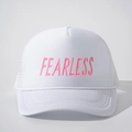 Cappellino trucker bianco con ricamo Fearless rosa e rete traspirante per l'esterno - Bianco