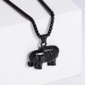 Collar con colgante de elefante negro grabado detallado sobre un cubo de exhibición - Sin Cadena / Negro