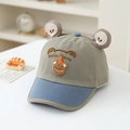 Dettaglio del ricamo a orsetto e orecchie 3D su un cappellino da sole bimbo - 48-50cm / Stile Grigio Marrone Patchwork Blu / Verde