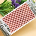 Dettaglio macro di strass acrilici arancioni da 3 mm per decorazioni e fai-da-te - 4mm / Rosso
