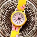 Vista dall'alto dell'orologio giallo per bambini con farfalle rosa e cinturino in silicone - Giallo