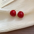 Élégantes boucles d'oreilles boules rouges laquées brillantes sur un tissu ivoire doux - Style Sphère Brillante Or Rouge avec Tige en Argent (55#)