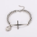 Dettaglio del bracciale con perline argentate con croce e medaglia della Vergine Maria - Color Acciaio