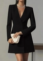 Detail eines schwarzen zweireihigen V-Ausschnitt Blazer-Kleides mit langen Ärmeln und eleganter Form - Schwarz