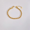 Dettaglio di un bracciale a corda in acciaio inossidabile dorato con chiusura a moschettone - Catena Intrecciata (4mm)