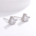 Geometrische Dreieck-Ohrstecker aus Silber mit funkelndem Zirkonia und 4-Krallen-Fassung - Dreieck