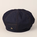 Dettaglio cappello newsboy in denim blu scuro con cuciture gialle a contrasto e placca - M(56-58cm) / Blu scuro