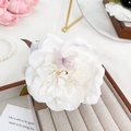 Grande molletta per capelli con rosa 3D in tessuto bianco e farfalla viola su sfondo rosa - Peonia Bianca 11cm