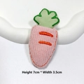 Detalle de zanahoria bordada en pana rosa con hoja verde, tamaño de 7 cm x 3,5 cm - Apertura Trasera (Sin Alfiler) / Zanahoria Rosa