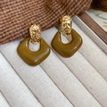 Gros plan de boucles d'oreilles losanges marrons avec détails en métal doré martelé - 60# Tige en Argent-Café-Losange