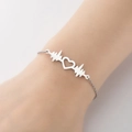 Elegante bracciale battito cardiaco d'argento con ciondolo a cuore vuoto sul polso - Color Acciaio