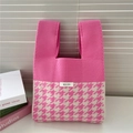 Detail of pink houndstooth knit tote bag with KILLDI label and woven texture - 21*34cm / Pink